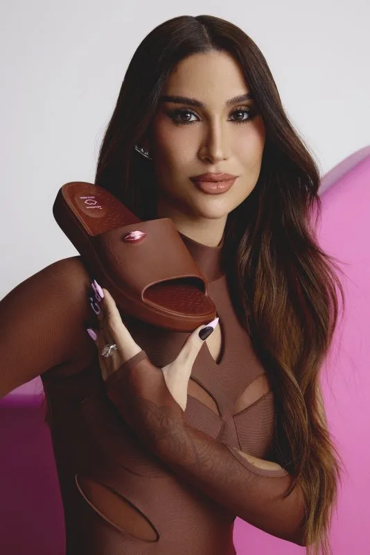 2026 04 02 IPANEMA BOCA ROSA10397 534x800 1 - Boca Rosa e Ipanema lançam sandália com cheirinho de chocolate e pingente de brigadeiro