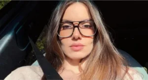 Camila Queiroz mostrou a filha pela primeira vez e o detalhe no narizinho da bebê derreteu a internet