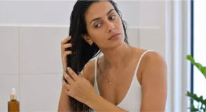 Cansada de passar mil produtos no cabelo? Esse gel caseiro resolve o frizz sozinho