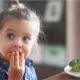 crianca comendo - Seu bebê já conhecia o gosto da cenoura antes de nascer — e a ciência prova