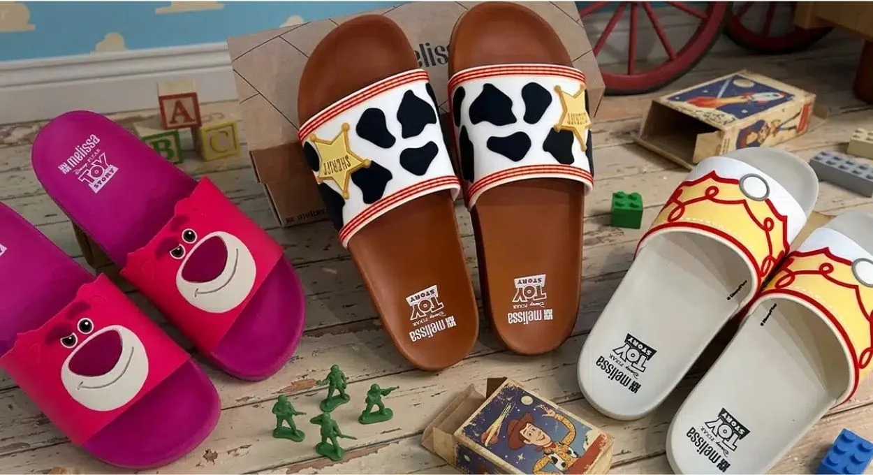 melissa toy story.jpg - A Melissa acaba de lançar uma sandália de Toy Story para adultos e a nostalgia bateu forte