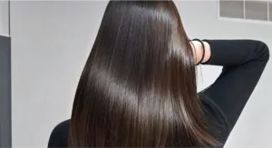 Depois da glass skin, veio o Glass Hair e essa rotina coreana pode salvar os seus fios