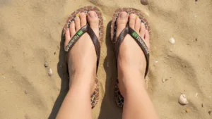 O piso da casa da sua avó virou estampa de Havaianas — e ficou mais bonito do que você imagina