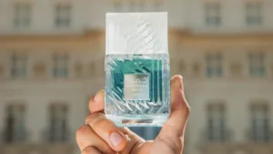 Lattafa lança perfume árabe com frasco azul de cair o queixo — e ele já chegou ao Brasil