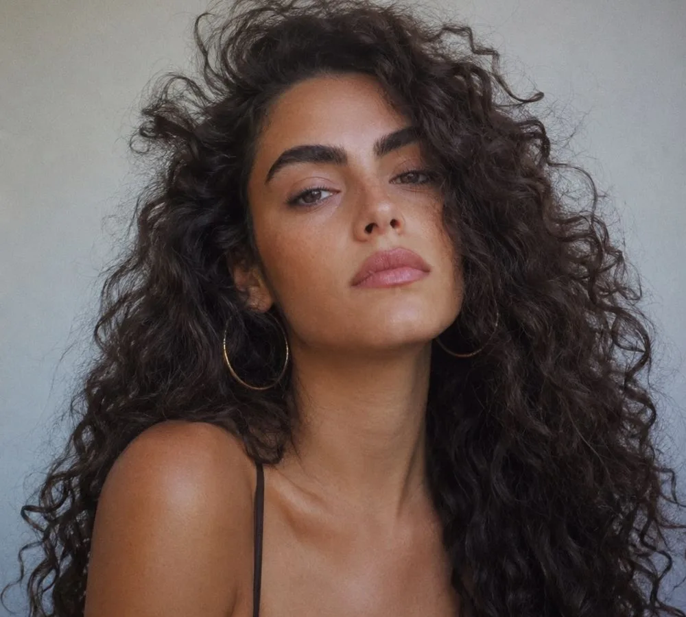 look 80s mariabet 2 - Os Anos 80 voltaram: desta vez a beleza veio com sobrancelha grossa, volume e nenhuma desculpa!