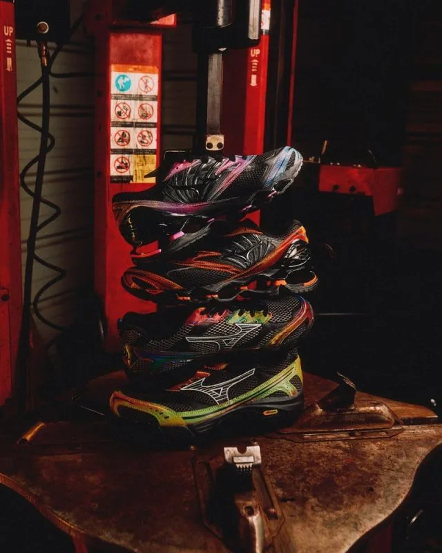 mizuno midnight velocity 1 640x800 1 - Mizuno Midnight Velocity Pack: a coleção que mistura velocidade, néon e nostalgia japonesa de um jeito que a concorrência não ousou