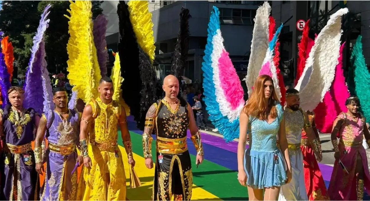 parada lgbt - A Parada LGBT+ de SP completou 30 anos com alegria, celebridades e um aviso que todo eleitor precisa ouvir
