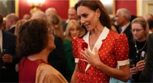 Kate Middleton apostou em um vestido vintage de bolinhas e entregou o look mais elegante do ano