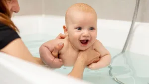 Pediatras confirmam: existe um horário certo para o banho que muda o sono do bebê
