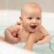banho bebe - Pediatras confirmam: existe um horário certo para o banho que muda o sono do bebê