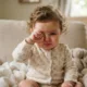 bebe cocando olho - O motivo real por trás do bebê que esfrega os olhos (não é só sono)