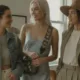 broche - Broche: o acessório "de vó" que virou febre entre as it girls da Gen Z