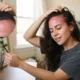 cabelo preso - O erro que você comete todo dia ao prender o cabelo (e que está te deixando careca aos poucos)