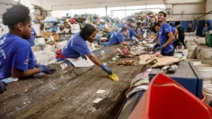 O maior mistério do brasileiro: para onde vai o chinelo depois que ele é jogado fora?