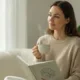 detox mulher cha descanso - Detox de opinião: a trend que está calando as "especialistas em vida alheia" (e a psicologia aprova)