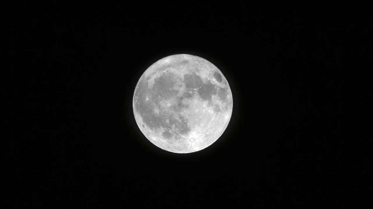 lua - Lua cheia de agosto vai expor o que você anda escondendo até de você mesma — veja o que muda no seu signo