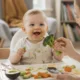 maes bebe comida brocolis - Baby Led Weaning virou febre nos grupos de mães e a explicação vai muito além da comida
