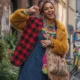 moda colorida - Cluttercore: o estilo que te dá permissão pra errar (e acertar) na moda