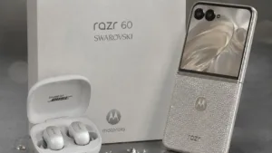 Motorola lança Razr 60 com cristais Swarovski e o dobrável virou peça de joalheria