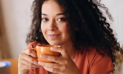 mulher cha - Cansada de Não Desligar? Esses 6 Chás Viram Aliados do Seu Autocuidado
