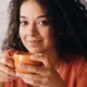 mulher cha - Cansada de Não Desligar? Esses 6 Chás Viram Aliados do Seu Autocuidado