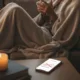 mulher descansando - A psicologia finalmente explica por que você cancela plano em cima da hora (e não, você não é a vilã da história)