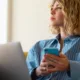 mulher notbook - O truque de 2 minutos que faz seu e-mail parar de te bombardear com promoção