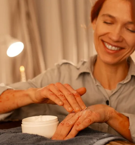 mulher senhora creme - Skincare aos 40: o ativo que a dermatologia colocou como prioridade nº 1 este ano