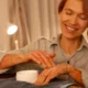 mulher senhora creme - Skincare aos 40: o ativo que a dermatologia colocou como prioridade nº 1 este ano