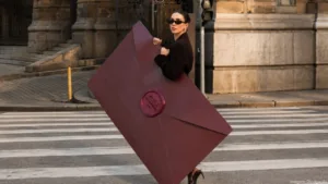 O.U.i Paris manda carta gigante de 1,40m para influenciadoras — e o motivo é puro glamour parisiense