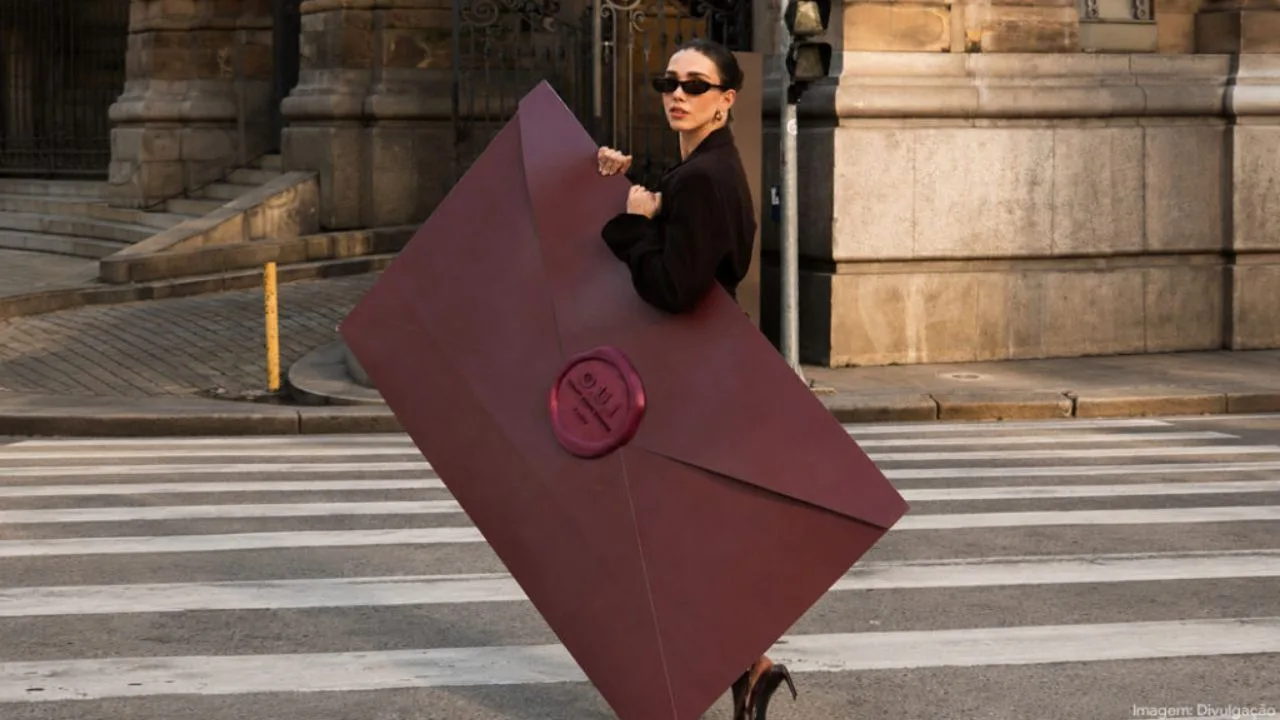 oui 1024x587 1 - O.U.i Paris manda carta gigante de 1,40m para influenciadoras — e o motivo é puro glamour parisiense