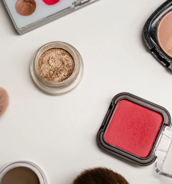 pexels mart production 7290670 - Quais são as melhores semanas do ano pararenovar o estoque de cosméticos?
