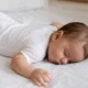 bebe brucos - O motivo real por trás do bebê que dorme de bruços (e o que os pediatras querem que você saiba)