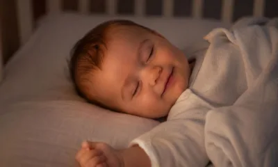 bebe dormindo - Por que alguns bebês sorriem durante o sono (o que isso revela sobre o cérebro em formação)