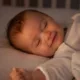 bebe dormindo - Por que alguns bebês sorriem durante o sono (o que isso revela sobre o cérebro em formação)