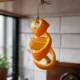 casca laranja cozinha - O motivo real por trás da casca de laranja pendurada na cozinha (e não é só pelo cheiro)