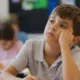 crianca menino escola - Seu filho é "difícil" na escola ou só está entediado demais? A ciência explica altas habilidades