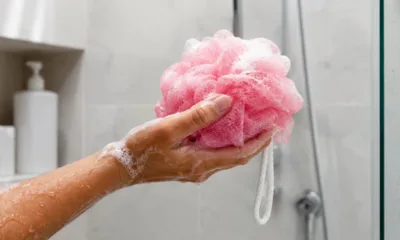 esponja banho - O item do banheiro que ninguém lembra de trocar (e acumula mais bactérias que a privada)