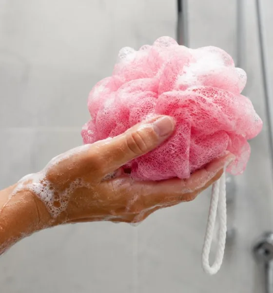 esponja banho - O item do banheiro que ninguém lembra de trocar (e acumula mais bactérias que a privada)