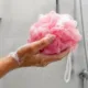 esponja banho - O item do banheiro que ninguém lembra de trocar (e acumula mais bactérias que a privada)