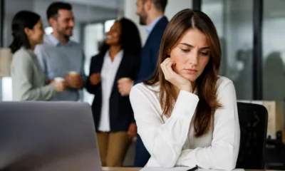 gentil trabalho mulher preocupada - Você é gentil demais no trabalho? Isso pode estar custando sua promoção