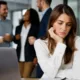 gentil trabalho mulher preocupada - Você é gentil demais no trabalho? Isso pode estar custando sua promoção