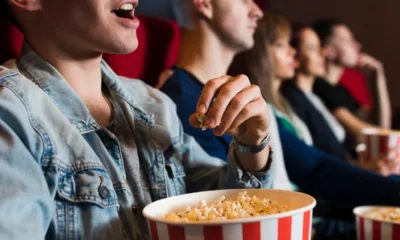 group young people cinema - Homem-Aranha: Um Novo Dia bate um recorde que ninguém viu chegar