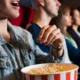 group young people cinema - Homem-Aranha: Um Novo Dia bate um recorde que ninguém viu chegar