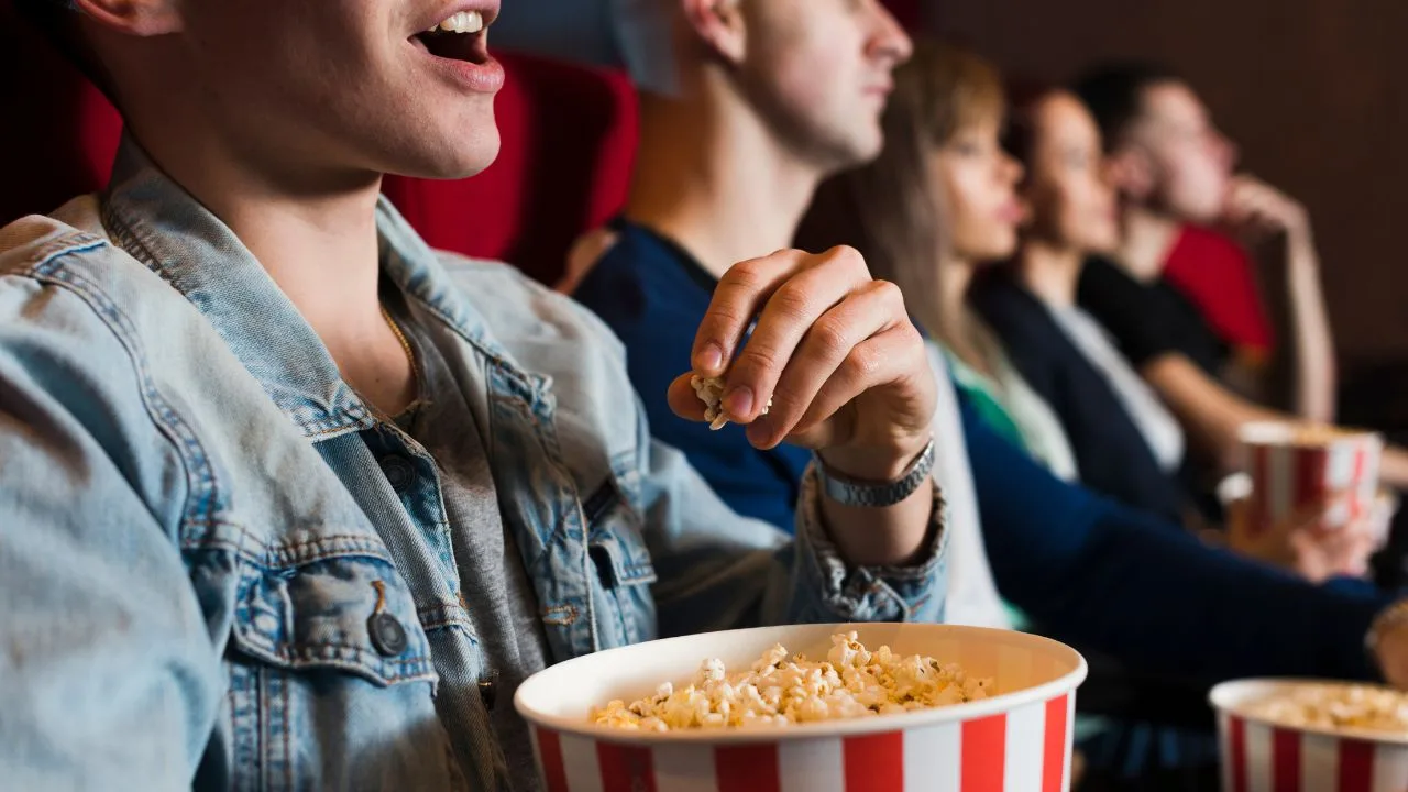 group young people cinema - Homem-Aranha: Um Novo Dia bate um recorde que ninguém viu chegar