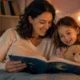 mae filha leitura livro - Seu filho tem perguntas que você não sabe responder? 11 conversas que os livros infantis resolvem por você