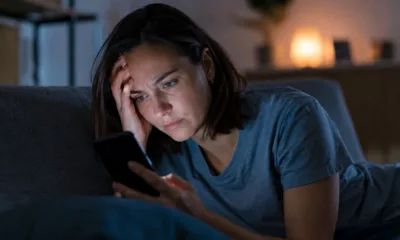 mulher celular preocupada - Cibercondria: por que pesquisar sintomas na internet pode piorar sua ansiedade, segundo a ciência