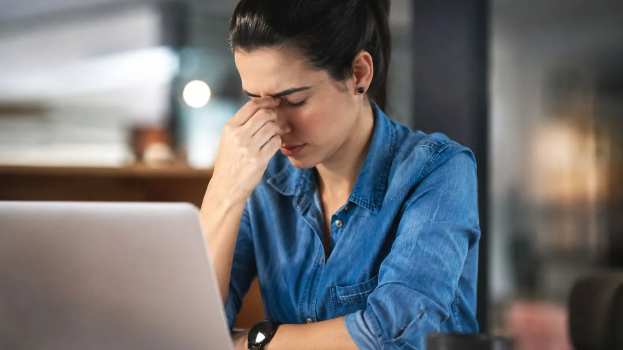mulher desanimada trsite computador trabalho - Seu corpo grita há anos e você aprendeu a não escutar