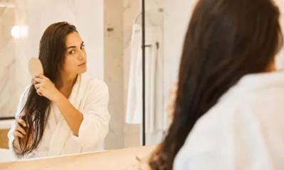 mulher escova penteando cabelo molhado - O momento errado de pentear o cabelo pode estar destruindo seus fios sem você perceber
