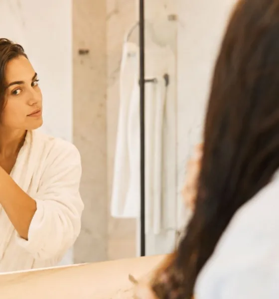 mulher escova penteando cabelo molhado - Parar de lavar o cabelo todo dia reduz a oleosidade? Veja o que acontece ao testar o hair training